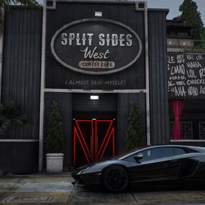 Può includere: Vista esterna dello Split Sides West Comedy Club, con un'auto sportiva nera parcheggiata di fronte. L'edificio ha un'insegna con la scritta "Split Sides West Comedy Club" e il testo "I ALMOST SH*T MYSELF!". Un cartello a destra ha "HAHA" e "LOL".