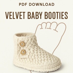 Op de afbeelding: Cr&egrave;me fluwelen babyslofjes met twee houten knopen. De slofjes zijn getextureerd en hebben een hoog model. De tekst "PDF DOWNLOAD" en "VELVET BABY BOOTIES" staat bovenaan de afbeelding.