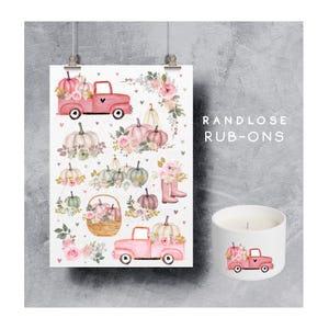 Könnte beinhalten: Ein Aquarelldesign mit Kürbissen, Blumen und einem rosa Truck. Das Design befindet sich auf weißem Hintergrund und enthält den Text "RANDLOSE RUB-ONS". Eine passende Kerze mit dem gleichen Design ist ebenfalls abgebildet.