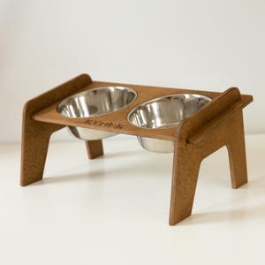Soporte portátil para cuencos Bulldog de Pawfect con cuencos de acero inoxidable | Fácil montaje | Perfecto para viajar y acampar | Personalizable