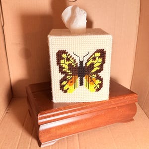 Puede incluir: Un letrero de madera hecho a mano con la palabra "Welcome" en una fuente juguetona. El letrero presenta un fondo blanco desgastado y un marco de madera teñida oscura. Dimensiones: aproximadamente 30 cm de ancho y 15 cm de alto.