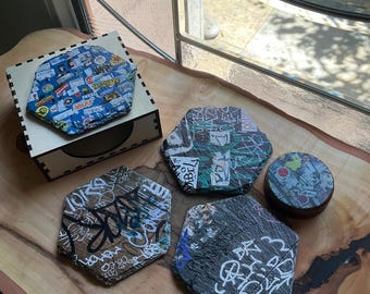 Zestaw 4 podstawek w kształcie sześciokąta z motywem graffiti, otwieraczem do butelek i uchwytem | Prezent w stylu street art