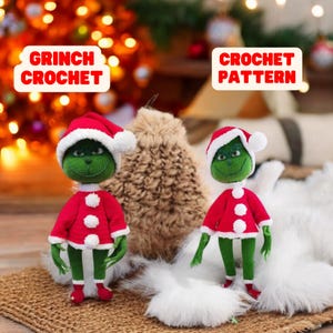 Puede incluir: Dos figuras de Grinch de crochet que llevan trajes de Papá Noel rojos con ribetes blancos y pompones blancos en sus sombreros. Las figuras están de pie sobre una superficie tejida marrón con una superficie peluda blanca detrás de ellas. El texto "Grinch Crochet" está en letras rojas sobre la figura de la izquierda y "Crochet Pattern" está en letras rojas sobre la figura de la derecha.