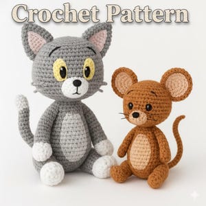 Puede incluir: Patrón de ganchillo con dos figuras amigurumi: un gato gris con ojos amarillos y un ratón marrón. El gato tiene patas blancas y una barriga blanca. El ratón tiene una barriga beige y una cola larga. El texto "Crochet Pattern" está arriba.