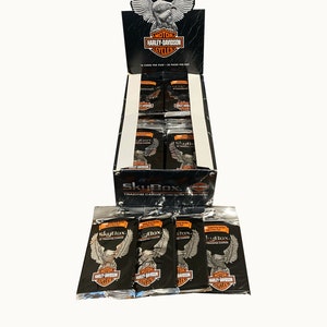 4 Riesenpackungen mit Harley Davidson Serie 1 Vintage Sammelkarten. 18 Karten + 1 benutzerdefinierter Patch pro Packung. Skybox 1994. Rauf aufs Fahrrad und los!