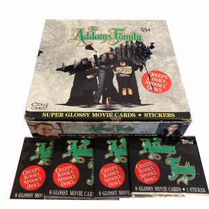 4 paquetes de tarjetas coleccionables vintage de La Familia Addams. Cada paquete contiene 8 tarjetas de la película superbrillantes y 1 pegatina. ¡Inquietante! ¡Extraño! ¡Escalofriante!