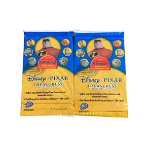 2 pacotes de cartões colecionáveis vintage Disney Pixar Treasures. 5 cartas por pacote. Colete todos os 100! Cartões especiais inseridos aleatoriamente. Convés superior.