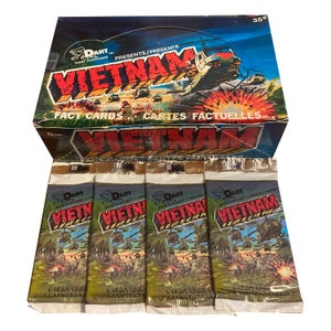 4 paquets de cartes factuelles sur le Vietnam, série 1. 6 cartes par paquet. Introduit par Dart Flipcards en 1988. Jeu de 66 cartes. Collectionnez-les tous !