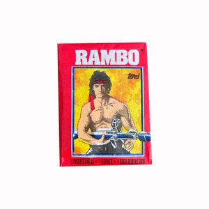 1 Päckchen Sammelkarten von Rambo. 9 Kärtchen + 1 Aufkleber pro Siegelwachspackung. Selten ! Topps 1985. Stallone auf seinem Höhepunkt! Vintage Wachspackungen.