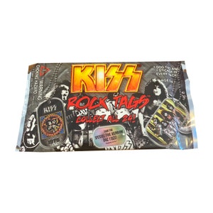 KISS ロック タグ 1 パック。チェーン付きのドッグ タグ スタイルのペンダント。コレクションできる 24 種類のデザイン!