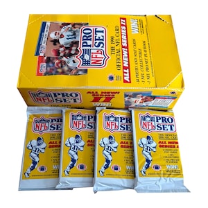 4 confezioni di carte da football NFL Pro Set 1990 Serie 2. 14 carte per confezione. Tante stelle classiche della NFL! Pro Set 1990. Collezionali tutte!