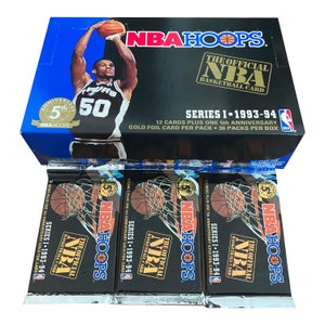 3 Packungen mit 1993-1994 NBA Hoops Serie 1 Vintage Basketball Karten. 12 Karten + 1 Fifth Jahrestag Goldfolie Karte pro Packung.