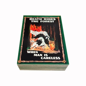Könnte beinhalten: Ein Stapel Sammelkarten mit grünem Rand. Die Kartenkunst zeigt den Sensenmann auf einem weißen Pferd in einem Waldbrand. Der Text lautet "DEATH RIDES THE FOREST" und "WHEN MAN IS CARELESS."