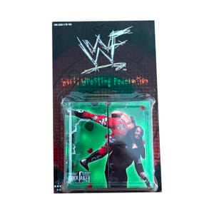 WWF The Undertaker vintage Pro Cube neuf dans son emballage. Avec 9 photos différentes de The Undertaker sur un objet à 6 faces ! Fabriqué en 1998.
