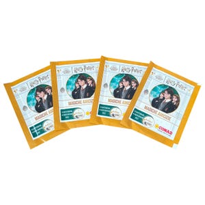 Peut inclure: Quatre paquets de cartes à collectionner Harry Potter jaune doré. Chaque paquet présente une image de Harry Potter et ses amis, avec le texte "MAGICHE AMICIZIE" et "CONAD". Les paquets contiennent 4 figurines.