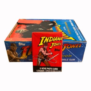 Un paquete de cartas coleccionables vintage de Indiana Jones y el Templo de la Perdición. Cada paquete de cera vintage contiene 10 cartas y una pegatina. Topps 1984. ¡Genial!