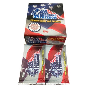 2 pacotes de cartões colecionáveis vintage Enduring Freedom. 7 cartas + 1 adesivo por pacote. Topps 2001.