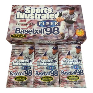3 paquetes de tarjetas coleccionables antiguas de Sports Illustrated Baseball '98 presentadas por Fleer. 5 cartas + 1 minipóster por paquete. ¡Colecciónalos todos! Grandes Ligas