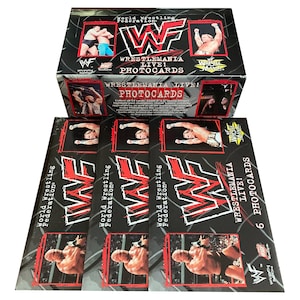 3 Packungen WWF Wrestlemania Live! Fotokarten. 4 "x 6" glänzende Fotokarten - 6 pro Packung. Comic Photos von 1999. Sammeln alle 54!