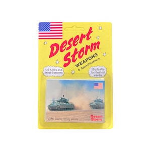 In de fabriek verzegelde Desert Storm-wapens en -specificaties vintage 50 ruilkaartenset. Inclusief Amerikaanse bondgenoten en Iraakse systemen. DSI 1991.