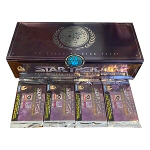 4 paquets de cartes à collectionner vintage Star Trek Reflections of the Future Phase trois (Cosmic Phenom & Tribute). 8 cartes par paquet. Skybox 1996.