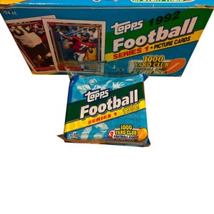 1 JUMBO-pakket met Topps Series 1 vintage NFL-voetbalkaarten uit 1992. 42 kaarten per pak. 3 clubkaarten van 1000 Yard in elk pakket. Topps 1992.