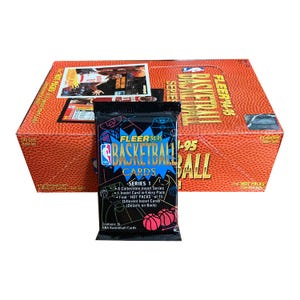1 Packung Fleer Series 1 Vintage Basketball Karten von 1994-1995. 15 Karten pro Packung. 240 Karten Basisset. Beilagen in jeder Packung! Zufällige Hotpacks!