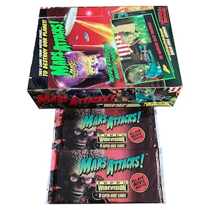 2 Packungen Mars Angriffe! widevision Filmkarten. 9 Karten pro Packung. Zufällig eingefügte Holo-Folie-Verfolgungskarten. Topps 1996. Tim Burton!