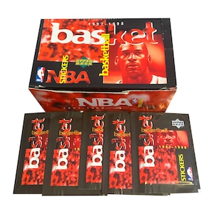 5 confezioni di adesivi NBA del 1997-1998. 6 adesivi per confezione. Collezionali tutti! Pubblicati da Upper Deck nel 1997. Michael Jordan.