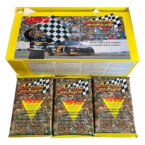 3 pakketten Action Packed Racing '93 Series 3 vintage ruilkaarten. Alleen stuurprogramma's. 6 kaarten per verpakking. Willekeurig geplaatste 24k bladgoud kaarten.