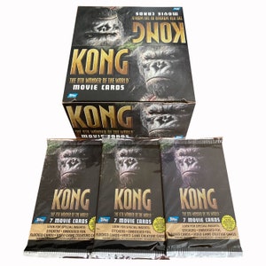 3 pacotes de cards do filme vintage Kong: A 8ª Maravilha do Mundo. 7 cards por pacote. Colecione todos os 80! Lançado pela Topps. King Kong