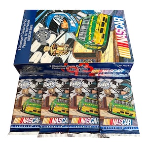 4 confezioni di carte da corsa Maxx Premier Plus vintage Chromium. 8 carte per confezione. Collezionali tutte e 212! Con tutte le tue star NASCAR preferite!