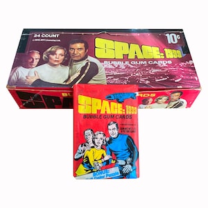 Ruimte: vintage waxpakket uit 1999. 1 vintage waxpak in uitstekende staat. Vers uit doos, gom intact. Donruss 1976. Britse sciencefictionshow.