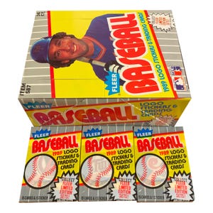 3 paquets de cartes de baseball Fleer 1989. 15 cartes + 1 autocollant logo par paquet. Collectionnez-les tous ! Fleer 1989. Code de boîte 8608-A. MLB