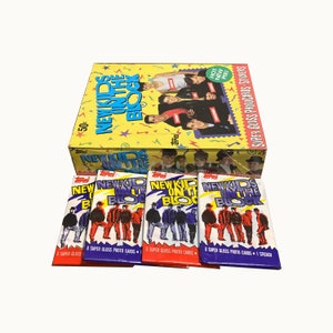 4 Packungen mit New Kids On the Block Vintage-Sammelkarten. Versiegelte Wachspackungen. 8 Karten + 1 Sticker pro Packung. Topps 1989. Sammelt sie alle!