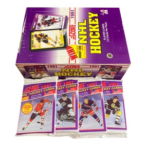 4 paquets de cartes de hockey Score LNH 1991. 15 cartes de joueur par paquet. Des tonnes de stars classiques de la LNH ! Collectionnez-les tous !
