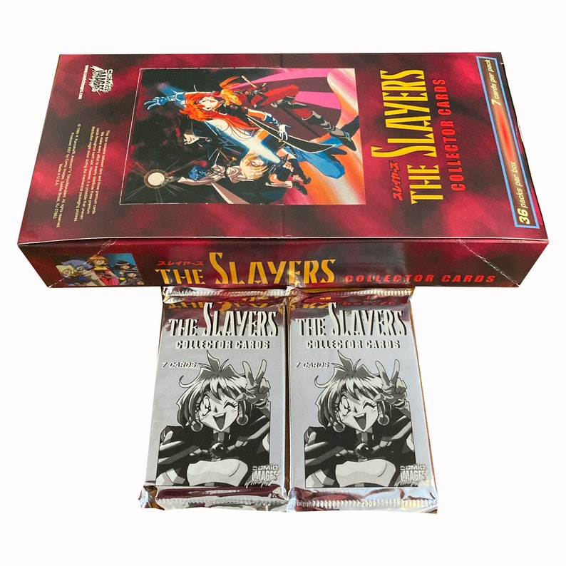 Puede incluir: Una caja de cartas coleccionables "The Slayers" con un dise&ntilde;o rojo y negro, con personajes de anime. Dos paquetes de cartas est&aacute;n delante de la caja, cada uno con un personaje de anime sonriendo. La caja dice "Collector Cards" y "7 cartas por paquete".