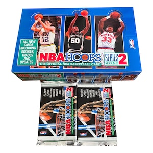 Lot de 2 cartes de basketball vintage des Hoops NBA 1992-1993, série 2. 12 cartes par paquet. De nombreuses stars classiques de la NBA ! Rookies, échanges et mises à jour !