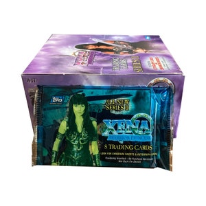 1 pacote de cartões colecionáveis vintage da 2ª temporada de Xena Warrior Princess. 8 cartas por pacote. Cartões cromo inseridos aleatoriamente! Topps 1998. Lucy Lawless