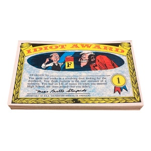 Nutty Awards komplettes Set mit 32 Vintage Sammelkarten in Postkartengröße in ausgezeichnetem Zustand. Braten Sie Ihre Freunde im Retro-Stil! Spitze 1964.