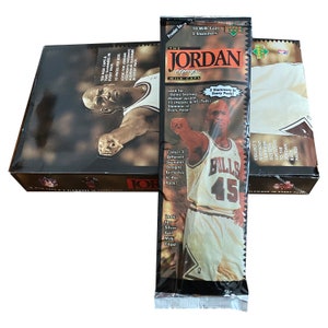 1 pacote enorme de pogs Michael Jordan. 10 tampinhas de leite e 2 batedores em cada embalagem. Colete-os todos! Upper Deck 1995. Belo Jordan colecionável!
