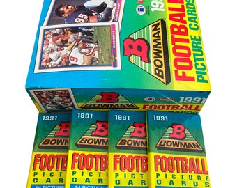 4 confezioni di figurine del Bowman Football del 1991. 14 figurine per confezione vintage in cellophane. Barry Sanders, John Elway. Tante stelle classiche della NFL! Topps 1991.