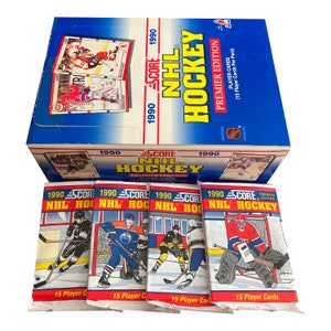 4 Packungen mit dem 1990 Score NHL Hockey Karten. 15 Spielerkarten pro Packung. Jede Menge klassischer NHL Stars! Sammle sie alle!