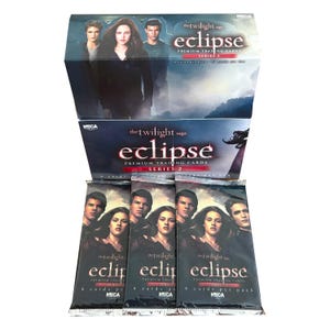 3er Packs mit Twilight Eclipse Serie 2 Premium Sammelkarten. 6 Karten pro Packung. Sammel alle 80! Robert Pattinson Kristen Stewart Vampire!