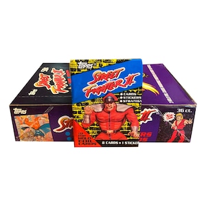 1 Päckchen Street Fighter II Sammelkarten. 8 Karten und 1 Sticker pro Packung. Topps 1993. Eine der seltensten Packungen von Anfang der 90er Jahre!