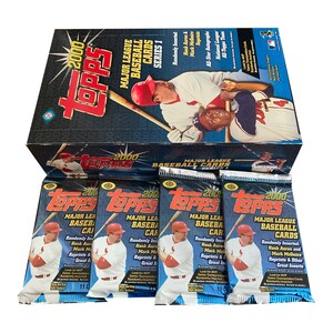 4 confezioni da 2000 carte da baseball vintage Topps serie 1. 11 carte per pacchetto. Carte inseguimento inserite casualmente. Collezionali tutti! Top 2000. MLB