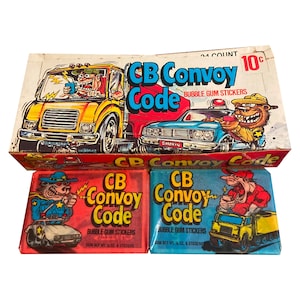 Könnte beinhalten: Eine Schachtel CB Convoy Code Kaugummiaufkleber mit einem rot-weiß-blauen Farbschema. Die Schachtel zeigt ein Cartoon-Bild eines LKW-Fahrers mit einem CB-Funkgerät und einem LKW. Der Text auf der Schachtel lautet "CB Convoy Code" und "Kaugummiaufkleber".