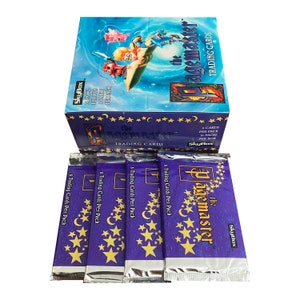4 confezioni di carte collezionabili vintage The Pagemaster. 8 carte per confezione. Carte inseguimento inserite casualmente. Raccogli tutti i 90! Pubblicato da Skybox nel 1994