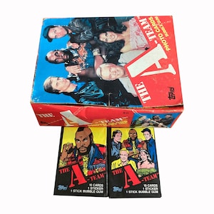 2 confezioni di carte collezionabili vintage dell'A-Team. Ogni confezione sigillata in ceralacca contiene 10 carte, 1 adesivo e 1 gomma da masticare (non commestibile). Topps 1983.