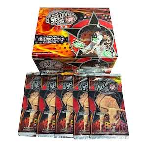 5er-Packungen mit 8 Seconds Professional BullRiding PBR Vintage-Sammelkarten. 5 Karten pro Packung. Zufällige Sondereinsätze! Herausgegeben von Press Pass.
